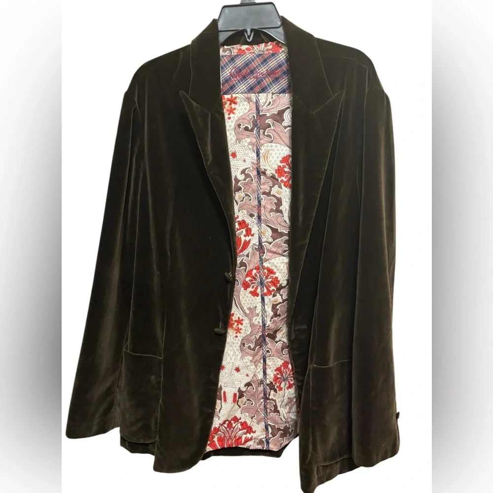 Robert Graham size Large Dark‎ Brown Suede suit jacket. Inside is 100% cotton.